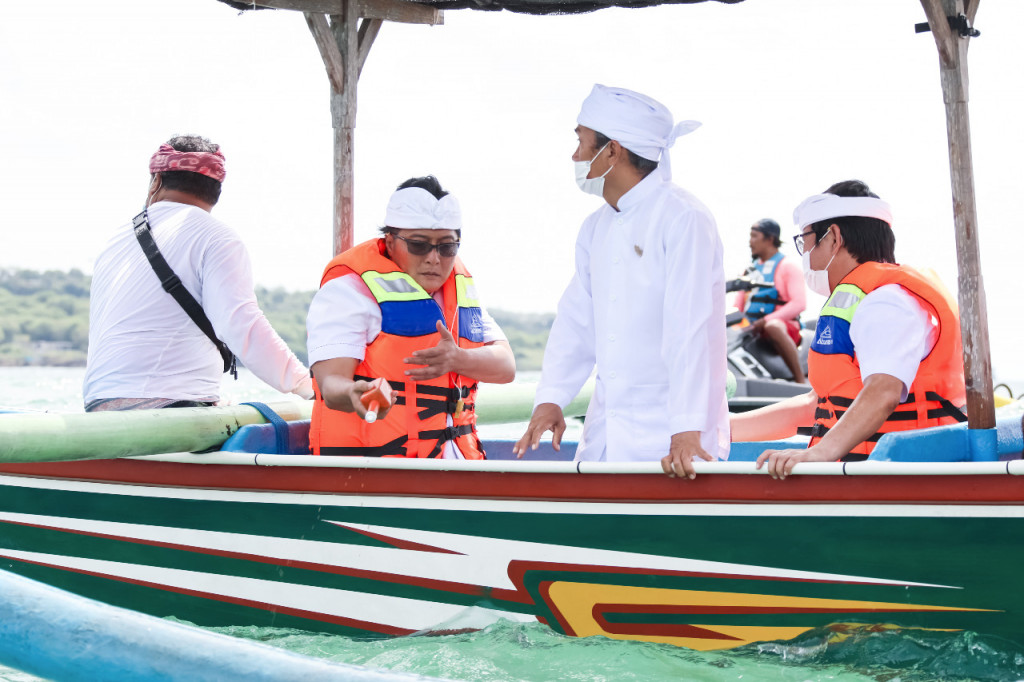 Pemkab Badung Gelar Upacara Pemahayu Jagat dan Mapekelem di Pantai Jimbaran